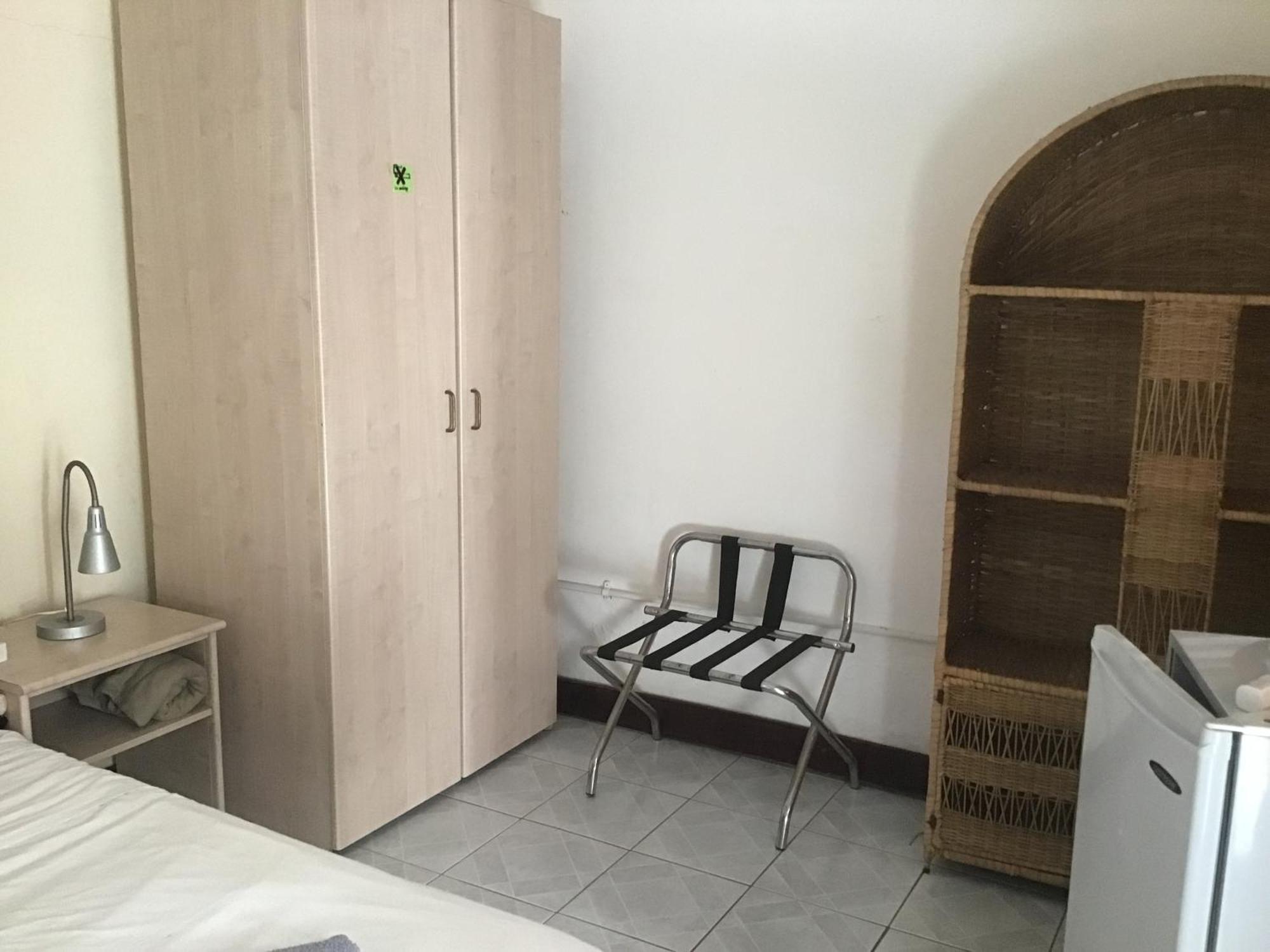 Anns Guesthouse Bakaugambia 外观 照片